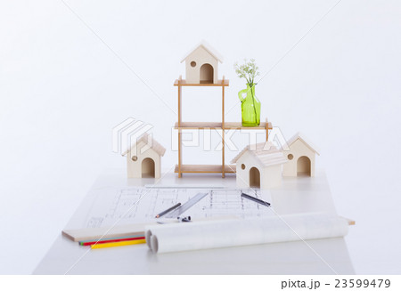 建築設計オフィスのデスク 23599479