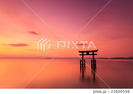 琵琶湖の夜明け 23600598