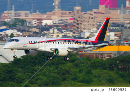 街を背景に着陸する国産旅客機 23600921