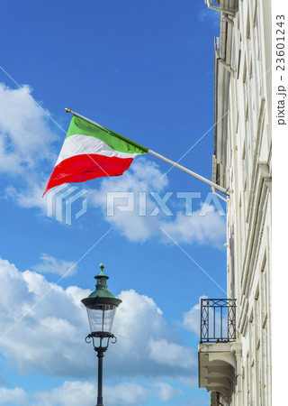 たなびくイタリアの国旗 23601243