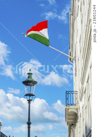 なびくイタリアの国旗 23601244