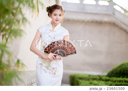 woman in Traditional Chinese .hold .Fanning paper 23601500