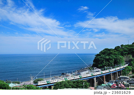 青空と青い海をバックに走る東海道線の特急踊り子号 23601629