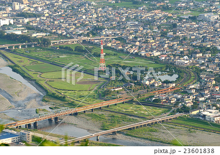 酒匂川を渡る小田急線の特急ロマンスカーLSE 23601838
