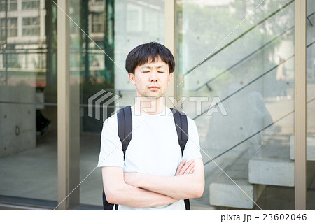 腕組みをする男性 腕組みをする男性 23602046