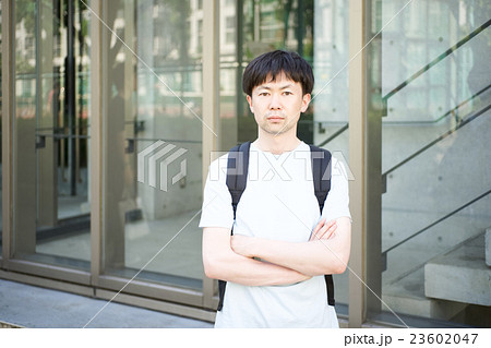 腕組みをする男性 23602047