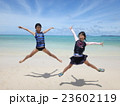 真夏の浜辺で仲良くジャンプ 23602119