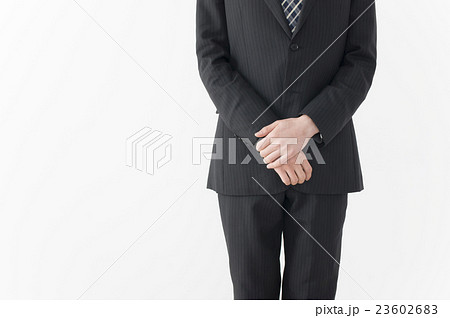 手を組むビジネスマン　顔なし 23602683