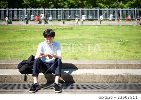 ステップに腰掛け読書をする男性 ステップに腰掛け読書をする男性 23603511