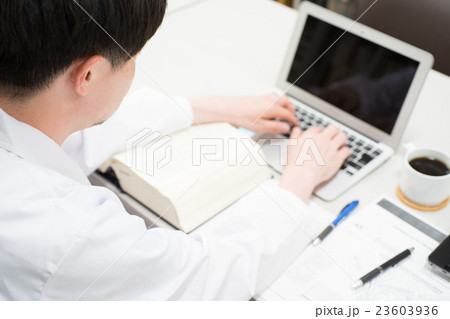 デスクワークをする白衣の男性 23603936