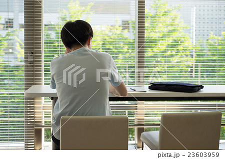 昼下がりに休憩する男性 23603959