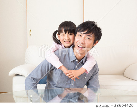 笑う父親と娘 笑う父親と娘 23604426