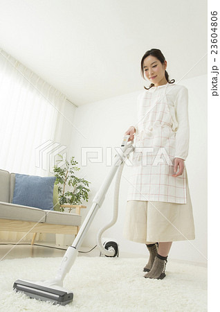 掃除機をかけるミドル女性 掃除機をかけるミドル女性 23604806