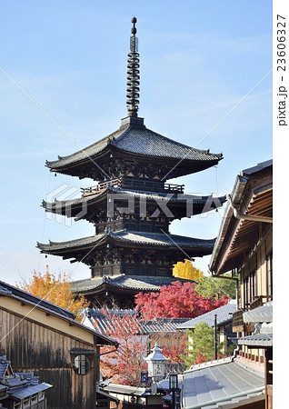 八坂通り　八坂の塔　秋　紅葉 23606327