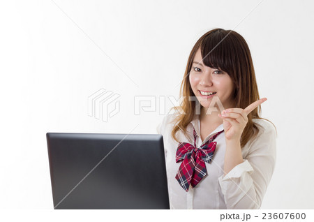 パソコンを前に案内する女子生徒　女子高生 23607600