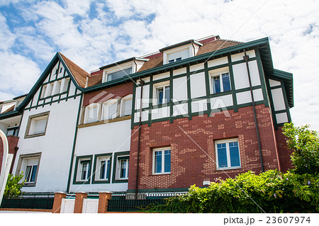 赤茶色の屋根と薄茶色の建物　スペインビルバオにて 23607974