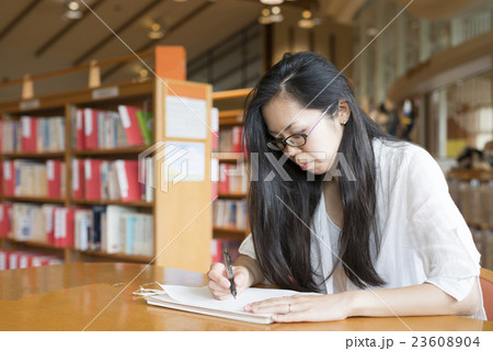 勉強をする女性 23608904