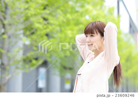 若い女性　ポートレート 23609246