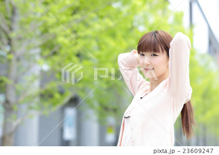 若い女性　ポートレート 23609247