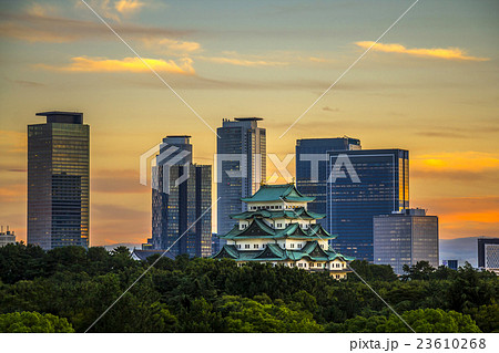 夕焼けの名古屋城と高層ビル群 23610268