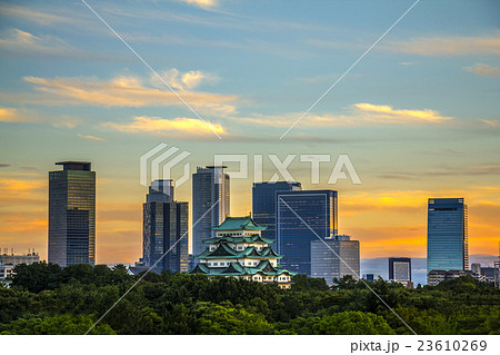 夕焼けの名古屋城と高層ビル群 夕焼けの名古屋城と高層ビル群 23610269