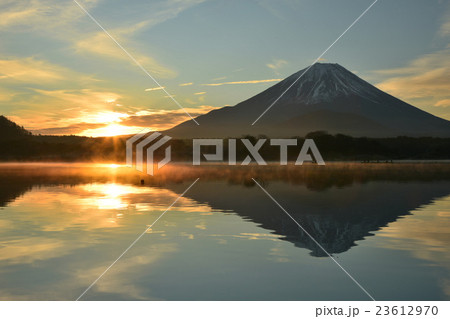 精進湖の日の出の写真素材