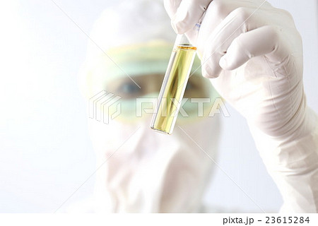 研究・製造イメージ　クリーンルームでの作業 23615284