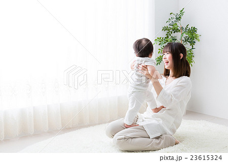 赤ちゃんと母親 23615324