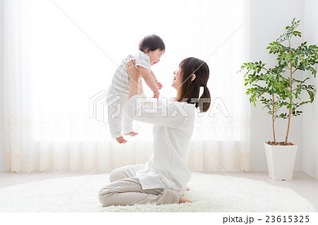 赤ちゃんと母親 23615325