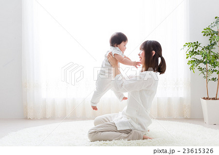 赤ちゃんと母親 23615326
