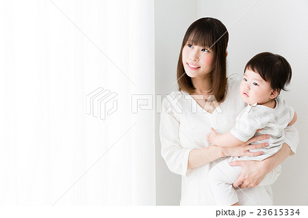 赤ちゃんと母親 23615334