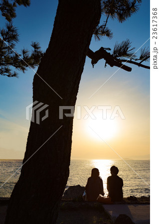 若いカップルと夕景・葉山・湘南 23617368