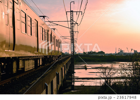 夕焼と山陰本線 夕焼と山陰本線 23617948