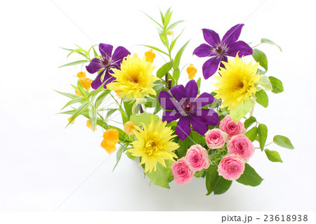 ヒマワリとクレマチスとバラとサンダーソニアのアレンジ（横　全体） 23618938