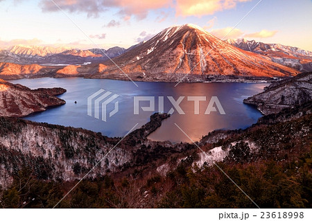 冬の半月山から見る朝焼けの男体山と中禅寺湖 23618998