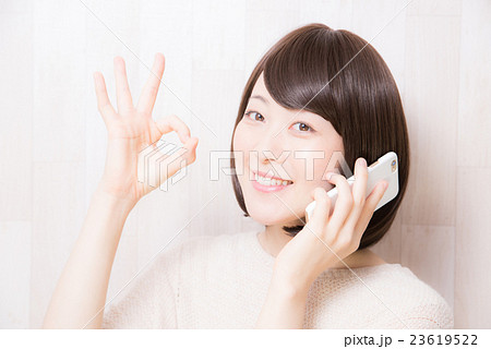 スマートフォン　女性 23619522