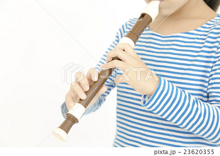 笛を吹く女の子 リコーダーを吹く女の子 パーツカット ボディパーツ ボディーパーツ の写真素材