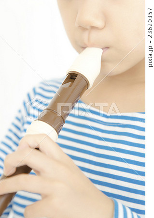 笛を吹く女の子　リコーダーを吹く女の子　パーツカット　ボディパーツ　ボディーパーツ　 23620357