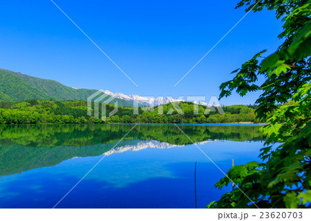 青木湖と雪山2 23620703