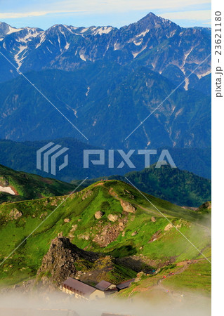 白馬岳山頂から見る剱岳と頂上山荘 23621180