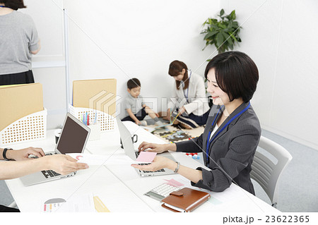 子育て支援　働くお母さんに優しい会社 23622365