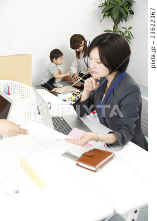 子育て支援　働くお母さんに優しい会社 23622367