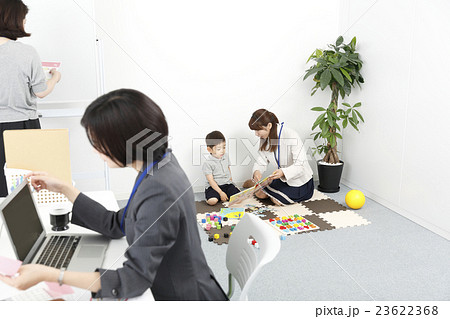 子育て支援　働くお母さんに優しい会社 23622368