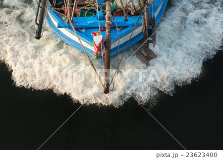 Boat head from skin, a trace on water 23623400