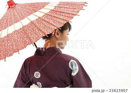 赤い番傘をさす浴衣を着た女性の写真素材