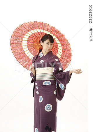 赤い番傘をさす浴衣を着た女性の写真素材