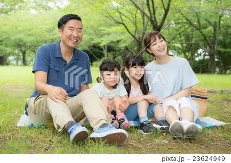 ピクニックをする4人家族 23624949