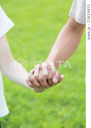 手をつなぐ若いカップル 23624955