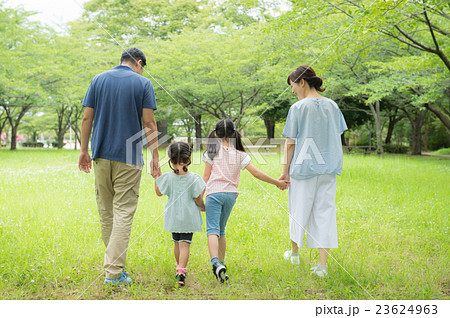 公園を歩く4人家族 23624963