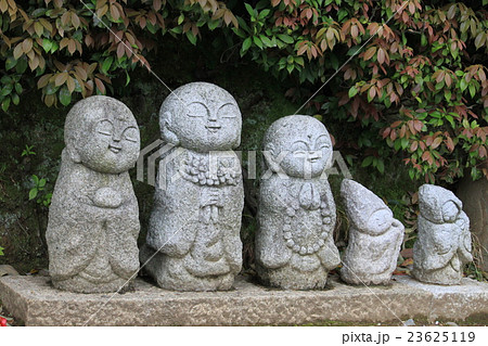 かわいらしいお地蔵さん 仲良く整列 ほっこり癒し かわいらしいお地蔵さん 仲良く整列 ほっこり癒し 23625119